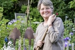 Immer mit der Ruhe - Für die gelernte Biologin Eva Eberwein war es eine Herzensangelegenheit, seltene Pflanzen in Hesses Garten zu bringen.
