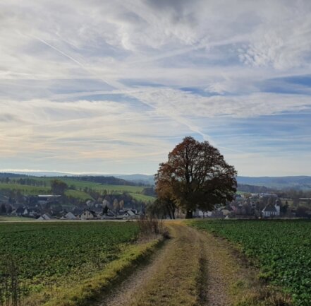 Immer neue Blicke zur Augustusburg - Blick vom höchsten Punkt der Tour auf Leubsdorf. 