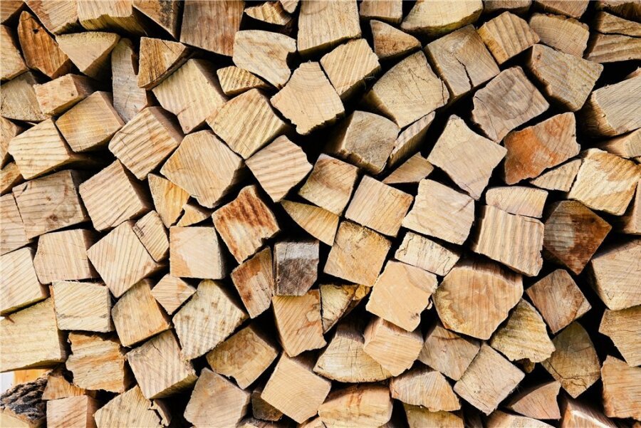 Immer neue Fake-Shops ködern Brennholzkäufer - Objekt der Begierde für Kamin- und Ofenbesitzer: preiswertes gehacktes Holz. 