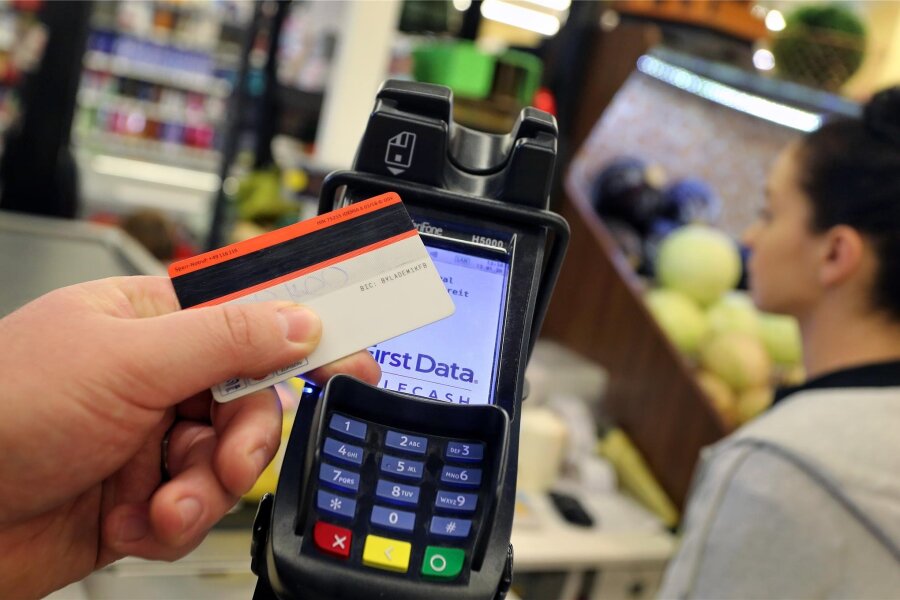 Immer weniger Geldautomaten: Wie kommen Chemnitzer an Bargeld? - Mit der Geldkarte bekommen Kunden in den meisten Supermärkten Bargeld ausgezahlt.