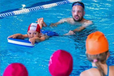 Immer weniger Kinder können sicher schwimmen - Extra-Kurse starten in Olbernhau - Kinder-Schwimmkurs bieten die Trainer des Schwimmteams Erzgebirge an - hier Schwimmlehrer Alexander Steiner.
