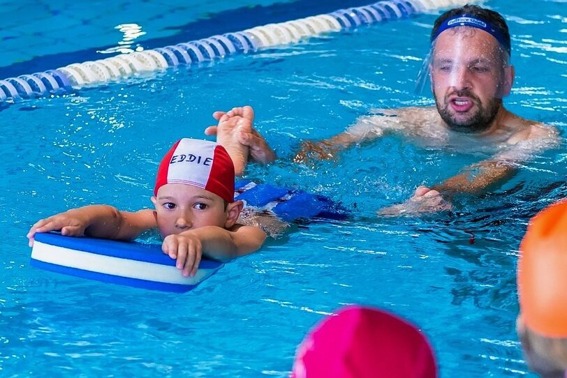 Immer weniger Kinder können sicher schwimmen - Extra-Kurse starten in Olbernhau - Kinder-Schwimmkurs bieten die Trainer des Schwimmteams Erzgebirge an - hier Schwimmlehrer Alexander Steiner.
