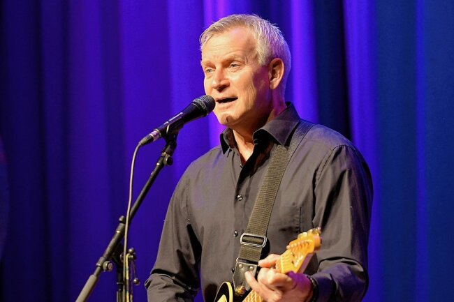 "Immer wenn ich mein Buch beginnen will, wird es ein Lied" - Dirk Michaelis zum Konzert in Zwickau - Dirk Michaelis, 1961 in Karl-Marx-Stadt geboren und seit jungen Jahren in Berlin lebend, gastiert am Samstag im Konzert- und Ballhaus "Neue Welt" Zwickau. 