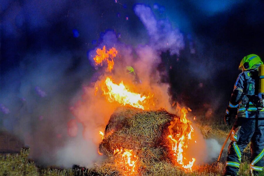 Immer wieder brennen Strohballen in Glauchau und Umgebung: Ist ein Feuerteufel auf den Feldern unterwegs? - Rund 40 Feuerwehrleute aus Oberlungwitz und Gersdorf waren wegen eines Strohballen-Brandes in den Abendstunden des 21. August im Einsatz.