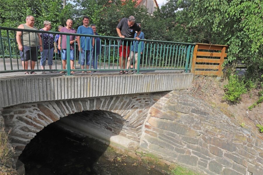 Immer wieder Hochwasser im Münzbachtal: Warum der Abriss einer Brücke den Anwohnern nicht ausreicht - Friedlich fließt der Münzbach normalerweise. Seine Anwohner auf der Brücke wissen jedoch, wie schnell aus ihm ein reißender Strom werden kann.