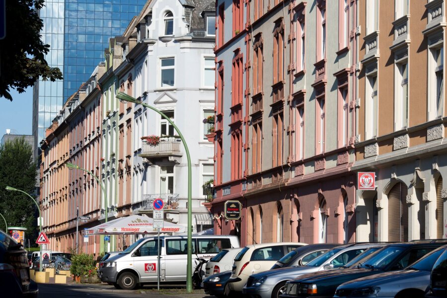 Immobilienpreise sinken 2023 im Rekordtempo - Blick auf eine Häuserzeile im Frankfurter Nordend.