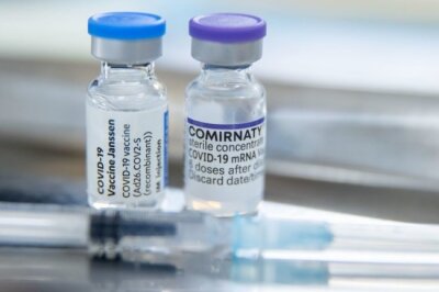 Impf-Empfehlung der Stiko trifft Sachsens Polizei - Für eine anerkannte Grundimmunisierung muss auf die Erstimpfung mit Johnson & Johnson eine Zweitimpfung folgen - am besten mit einem mRNA-Vakzin.