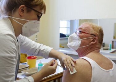 Impfärzte sitzen in Künstlergarderoben - Coronaschutzimpfung in der Künstlergarderobe: Dr. Grit Drechsler impft Jörg Kändler. 
