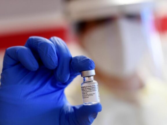            Eine Mitarbeiterin bereitet eine Covid-19-Impfung mit dem Impfstoff von Pfizer/Biontech vor.