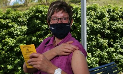 Impfaktionen in Firmen laufen an - Katrin Ufer, stellvertretende Schichtleiterin bei Turck, hat sich impfen lassen. Nicht zuletzt auch deshalb, weil sie so ihre 84-jährige Mutter schützen will, zu der sie regelmäßig Kontakt hat.
