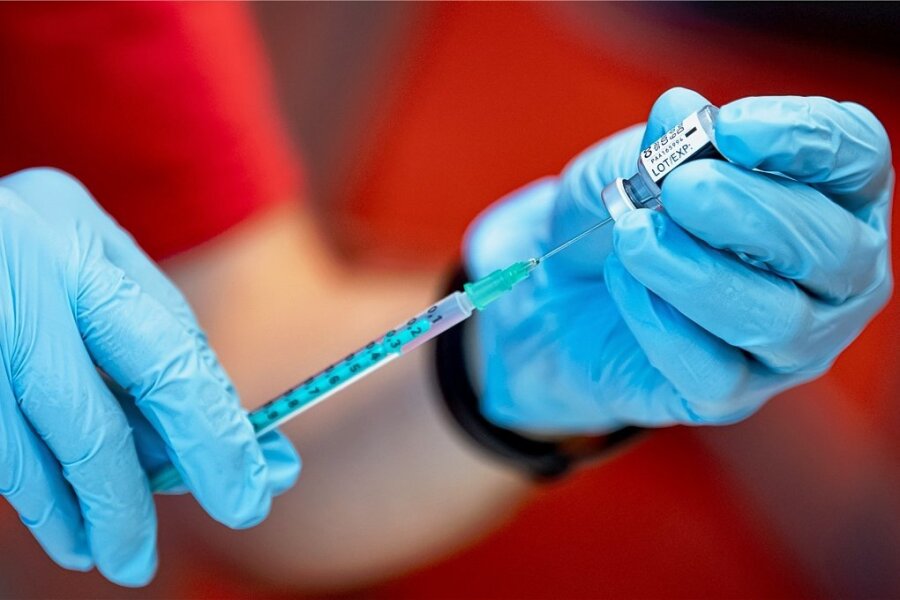 Impfangebot in Meerane stößt auf großes Interesse - Helfer des mobilen Impfteams haben 148 Corona-Schutzimpfungen in der Stadthalle durchgeführt. Foto: Fabian Sommer/dpa