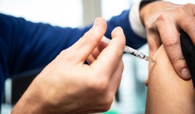 Impfangebot per Post: Wie eine Gemeinde in Westsachsen Termine für ihre Bewohner organisiert - In St. Egidien werden ab heute über 300 Einwohner gegen Corona geimpft.
