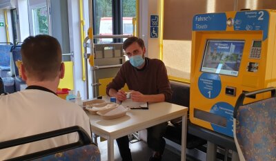 Impfbahn in Chemnitz kommt gut an - Vor jeder Impfung führt Arzt Max Marius Pyl (rechts) Aufklärungsgespräche und beantwortet Fragen der Impfwilligen. Vor allem Sorgen wegen Vorerkrankungen wie etwa Herzinfarkte waren immer wieder Thema. 
