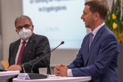Impfen bis Mitternacht, Extra-Dosen: Wie Erzgebirger schneller immun werden sollen - Der Ministerpräsident Michael Kretschmer (r.) warb bei den Erzgebirgern fürs Impfen. 