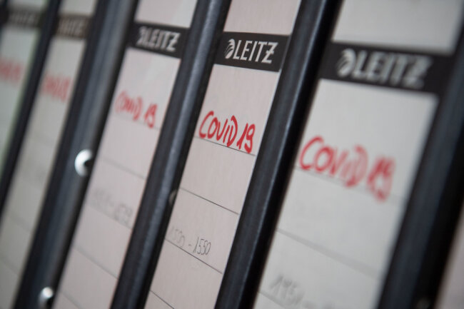 Impfen, Hotline, Quarantäne-Bescheide: Chemnitz kürzt beim Corona-Service - Das Chemnitzer Gesundheitsamt ordnet die obligatorische Absonderung bei Infektionen und Verdachtsfällen nicht mehr gesondert schriftlich an und stellt auch keine Quarantänebescheide mehr aus.