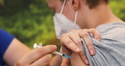 Impfen unter 18: Das sagen Jugendliche - Eine Kinderärztin impft einen Jungen mit dem Corona-Impfstoff Comirnaty von Biontech-Pfizer. Die Ständige Impfkommission (Stiko) empfiehlt seit dieser Woche auch 12- bis 17-Jährigen eine Impfung gegen das Coronavirus. 
