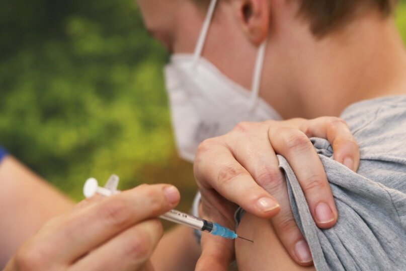 Impfen unter 18: Das sagen Jugendliche - Eine Kinderärztin impft einen Jungen mit dem Corona-Impfstoff Comirnaty von Biontech-Pfizer. Die Ständige Impfkommission (Stiko) empfiehlt seit dieser Woche auch 12- bis 17-Jährigen eine Impfung gegen das Coronavirus. 