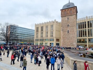 Impfgegner demonstrieren lautstark in Chemnitzer Innenstadt - 