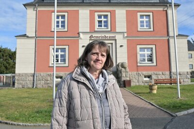 Impfgegnerin wettert seit Jahren in Zwickau gegen Parteien – jetzt tritt sie für die AfD an - Heike Pührer vor dem Rathaus in Hartmannsdorf. Die 52-Jährige kandidiert als einzige Bewerberin auf der AfD-Liste für den Gemeinderat.