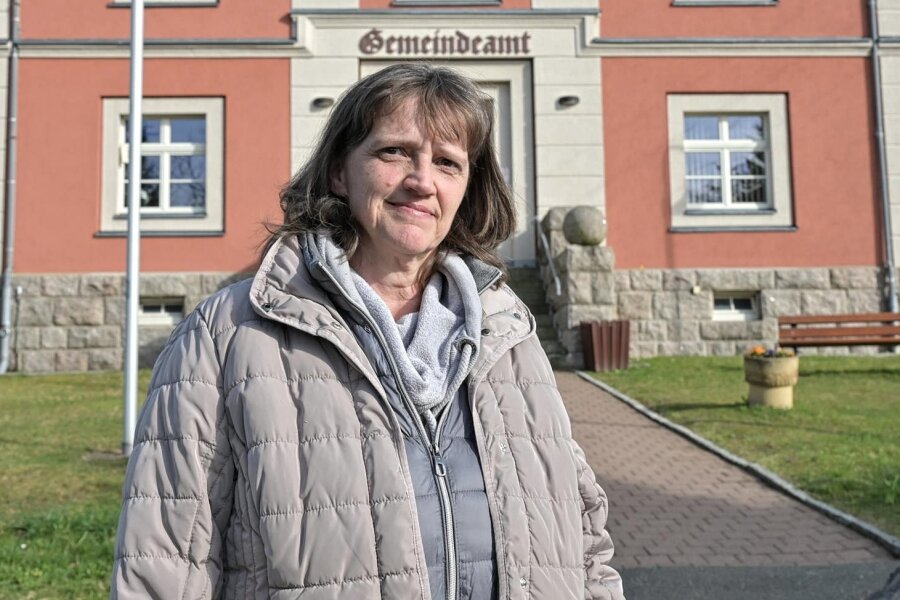 Impfgegnerin wettert seit Jahren in Zwickau gegen Parteien – jetzt tritt sie für die AfD an - Heike Pührer vor dem Rathaus in Hartmannsdorf. Die 52-Jährige kandidiert als einzige Bewerberin auf der AfD-Liste für den Gemeinderat.