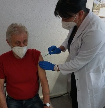 Impfmarathon in Hausarztpraxis - Carola Vogel-Wagner impft ihren Patienten Bernd Mildner.