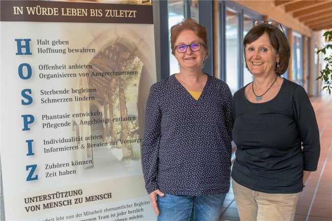 Impfpflicht erschwert Hospizarbeit im Vogtland - Johanna Schumann (links) und Birgit Jung sind zwei von drei Hospiz-Koordinatorinnen. Im Mai bilden sie neue Hospizbegleiter aus.