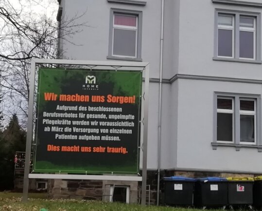 An der Leipziger Straße in Freiberg macht eine Pflegeeinrichtung mit großflächigen Plakaten auf einen drohenden Engpass infolge der Impfpflicht für die Beschäftigten aufmerksam. 