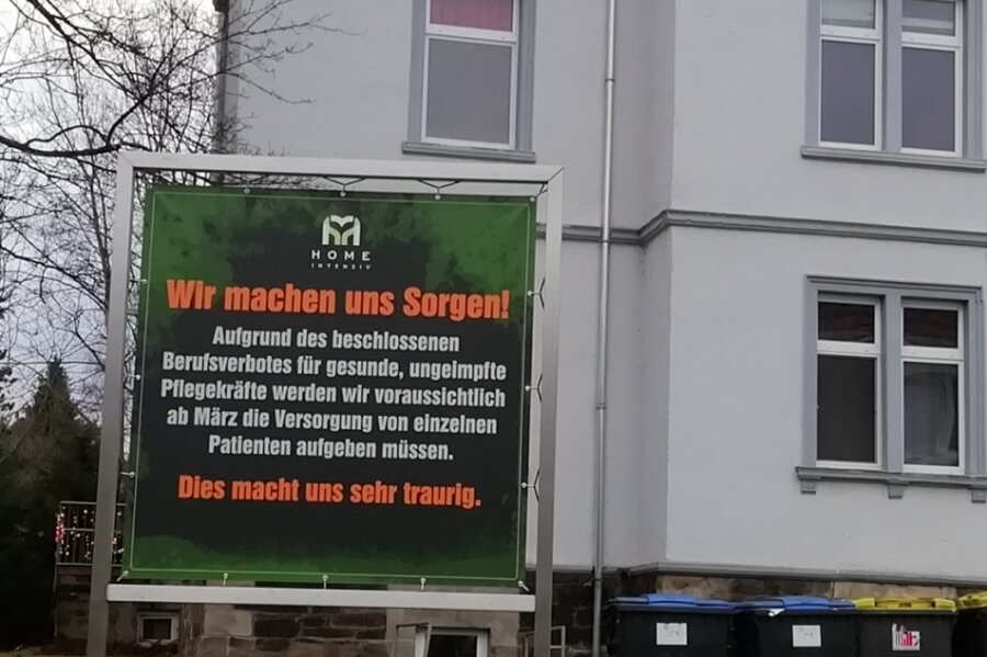 An der Leipziger Straße in Freiberg macht eine Pflegeeinrichtung mit großflächigen Plakaten auf einen drohenden Engpass infolge der Impfpflicht für die Beschäftigten aufmerksam. 