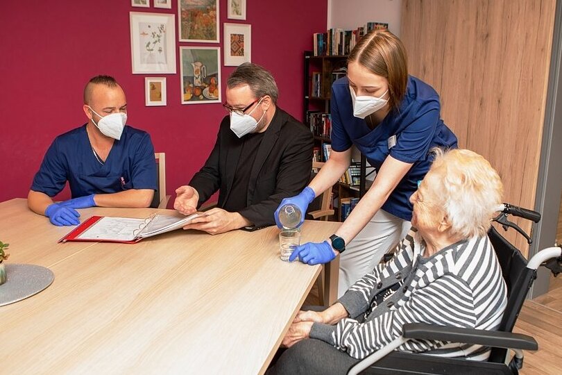 Im Aspida-Pflegecampus in Plauen sieht man die Impfpflicht kritisch: Einrichtungsleiter Christophe Holzapfel (2. von links) mit Pfleger Tamas Dobszan, Praktikantin Sandy Gütter und Bewohnerin Maria Paga. 