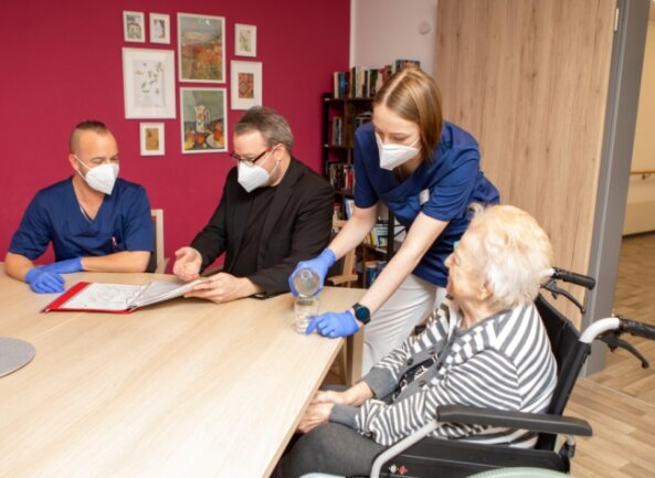 Im Aspida-Pflegecampus in Plauen sieht man die Impfpflicht kritisch: Einrichtungsleiter Christophe Holzapfel (2. von links) mit Pfleger Tamas Dobszan, Praktikantin Sandy Gütter und Bewohnerin Maria Paga. 