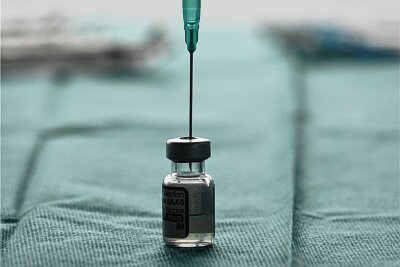 Impfpunkt im Zwickauer Autohaus: Die letzte Spritze ist gesetzt - Das ist die allerletzte Impfdosis, die im Autohaus Lueg aufgezogen worden ist. Am Dienstag hat die Einrichtung geschlossen. 