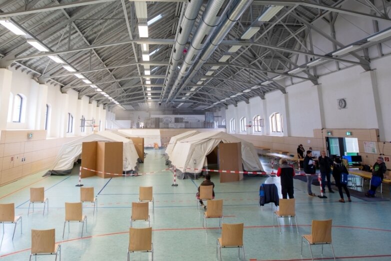Impfstandort öffnet in Plauen - In der Mehrzweckhalle wurden mehrere Zelte als provisorische Impfkabinen aufgestellt. 