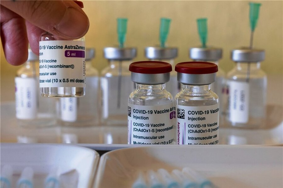 Die Impfstoffe von Astrazeneca stehen im Impfzentrum Apolda (Thüringen) für die Corona-Schutzimpfung bereit. Das Vakzin wird in Deutschland für Menschen zwischen 18 und 64 Jahren empfohlen. 