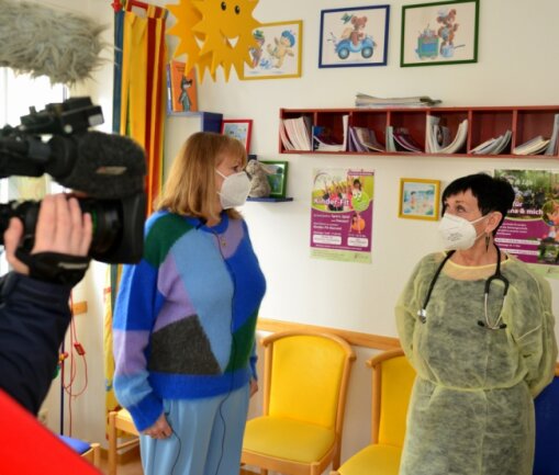 Petra Köpping (l.) besuchte am Donnerstag Kinderärztin Andrea Pötzsch in deren Praxis in Hainichen. Dort werden auch Kinder und Jugendliche geimpft, allerdings steht nicht genügend Impfstoff zur Verfügung. 