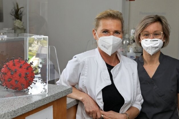 Impfstoff-Lieferungen entwickeln sich zur Hängepartie - Dr. Margret Schwager (links) mit ihrer Kollegin Sandra Schröder erfahren relativ kurzfristig wie viele Dosen geliefert werden. 