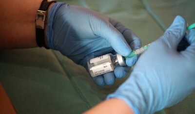 Impftermine: Kein gemeinsames Portal - Am Montag ist in Wilkau-Haßlau ein neues Impfangebot gestartet. Dabei wird hauptsächlich das Vakzin von Moderna verimpft - an Menschen ab 30 Jahren. 