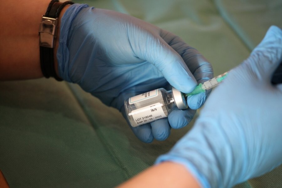 Impftermine: Kein gemeinsames Portal - Am Montag ist in Wilkau-Haßlau ein neues Impfangebot gestartet. Dabei wird hauptsächlich das Vakzin von Moderna verimpft - an Menschen ab 30 Jahren. 