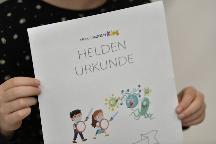 Impfung für erste Kinder in Mittelsachsen - Die Freiberger Gemeinschaftspraxis Münch impfte am Samstag gut 50 Kinder gegen das Coronavirus. Für die Kleinen gab es ein Urkunde. 