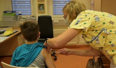Impfungen für Kinder laufen schleppend an - Am Helios-Klinikum in Aue hat es bereits am 18. Dezember eine Impfaktion für Kinder im Alter ab fünf Jahren gegeben. Krankenhäuser im Landkreis Zwickau unterbreiten bislang nicht solche Angebote. 
