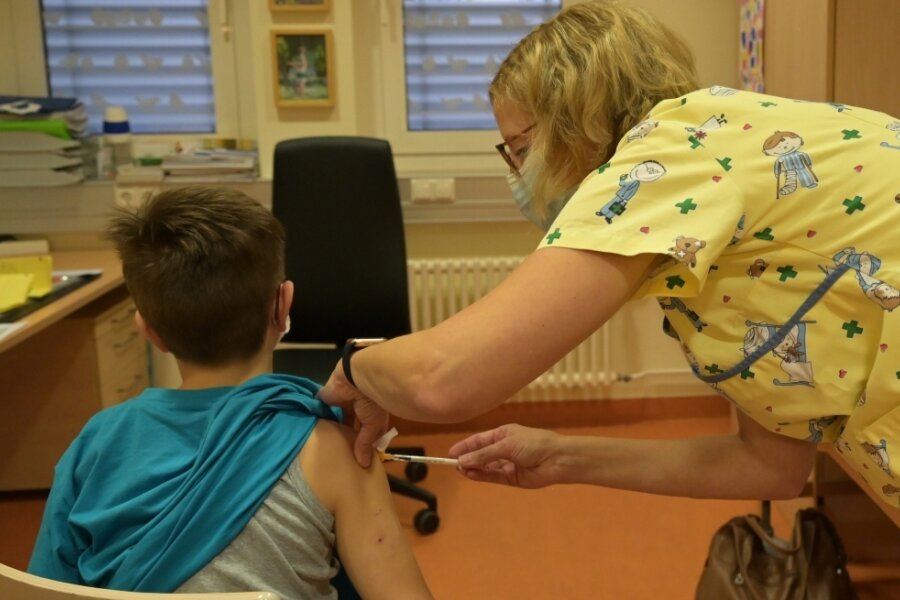 Impfungen für Kinder laufen schleppend an - Am Helios-Klinikum in Aue hat es bereits am 18. Dezember eine Impfaktion für Kinder im Alter ab fünf Jahren gegeben. Krankenhäuser im Landkreis Zwickau unterbreiten bislang nicht solche Angebote. 