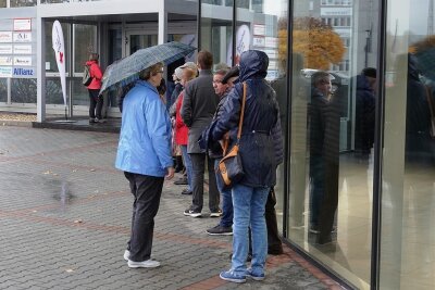 Impfwillige warten im Regen: In Zwickau wollen zu viele den Booster - Warteschlage vorm Eingang zur Impfstelle im Autohaus Lueg an der Schubertstraße. 