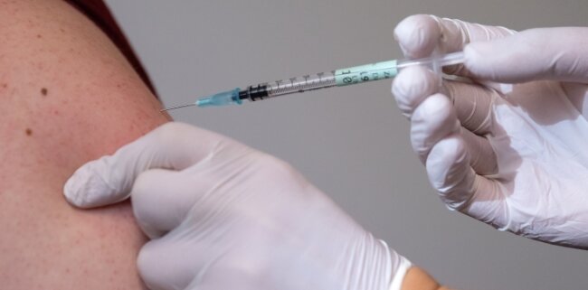 Impfwilligen bleibt nur der Weg zum Hausarzt - Der Großteil der Impfungen in Sachsen wird mit circa 80 Prozent in Arztpraxen verabreicht. 
