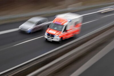 In 12 Minuten am Einsatzort: Wo in Sachsen der Rettungsdienst die meisten Verspätungen hat - Im Bestfall führt ein Stück des Weges zum Einsatzort über eine unverstopfte Autobahn.