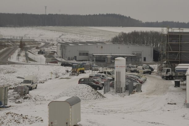 In 15 Jahren 1000 Arbeitsplätze geschaffen - Am Neubau von Sys-Tec Electronic (vorn rechts) am Windrad im Industriegebiet PIA II wird noch gewerkelt. Dahinter ist die Halle von WS Metallbau zu sehen.