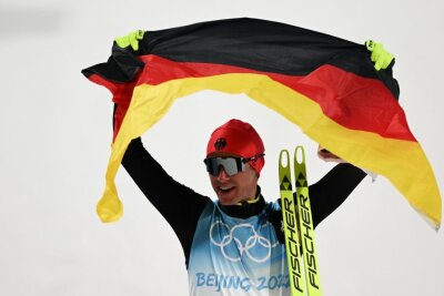 In Abwesenheit von Eric Frenzel: Kombinierer Vinzenz Geiger holt viertes Olympia-Gold für Deutschland - Vinzenz Geiger konnte die Konkurrenz mit einem sensationellen Schlusssprint abhängen.