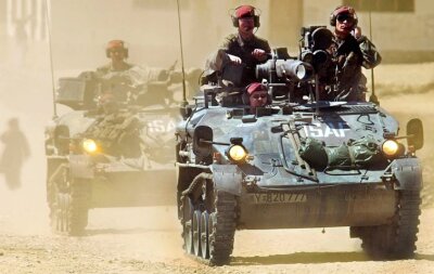 "In Afghanistan gibt es zu viele Waffen" - Jahrelang ein gewohntes Bild in Afghanistan: Eine aus zwei Wiesel-Panzern bestehende Bundeswehr-Einheit fährt Streife. Bis zu 5350 Bundeswehrsoldaten waren am Hindukusch im Einsatz.