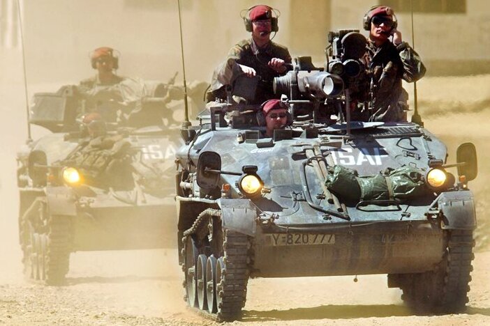 Jahrelang ein gewohntes Bild in Afghanistan: Eine aus zwei Wiesel-Panzern bestehende Bundeswehr-Einheit fährt Streife. Bis zu 5350 Bundeswehrsoldaten waren am Hindukusch im Einsatz.