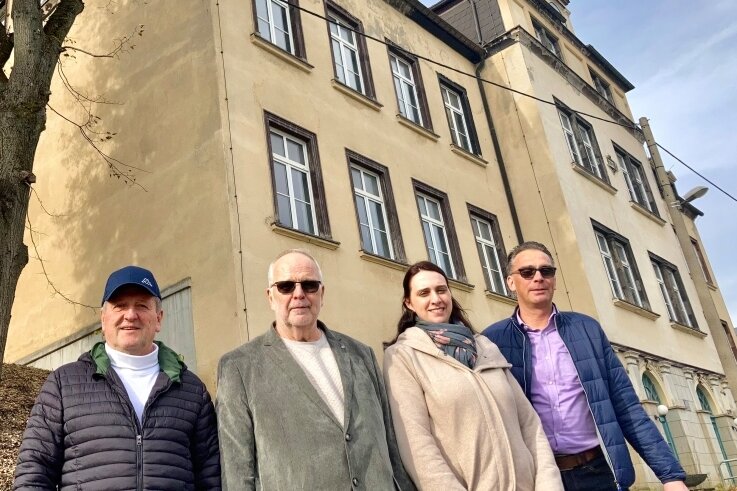 Bürgermeister Siegfried Baumann sowie Harry Tröger, Isabel Passauer und Michael Tröger (von links) vor der ehemaligen Grundschule in Bockau, die zum Seniorenwohnpark umgebaut wird. 