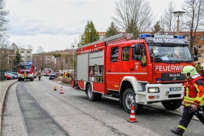 In Aue löst ein angebranntes Ei einen Großalarm aus - Die Feuerwehr fuhr auf dem Auer Brünlasberg vor ...