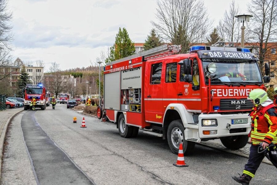 In Aue löst ein angebranntes Ei einen Großalarm aus - Die Feuerwehr fuhr auf dem Auer Brünlasberg vor ...